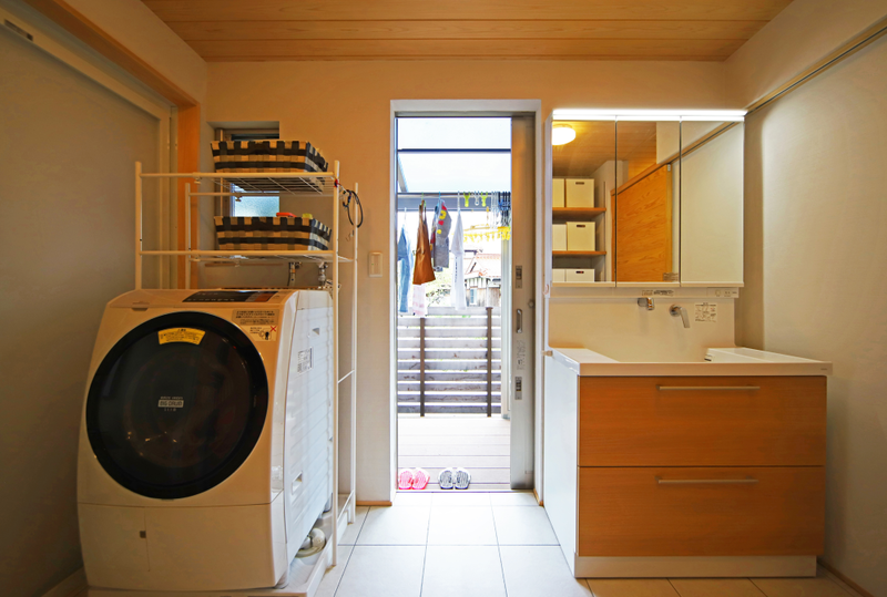 物干し場と隣接する洗濯脱衣室